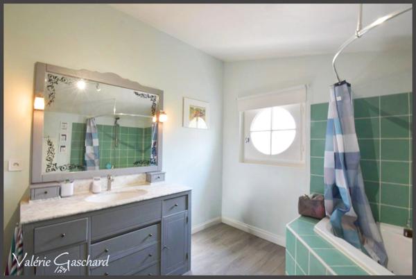 SAINT MEDARD DE GUIZIERES (33) maison en bord de rivière