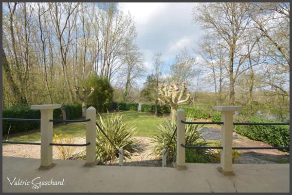 SAINT MEDARD DE GUIZIERES (33) maison en bord de rivière