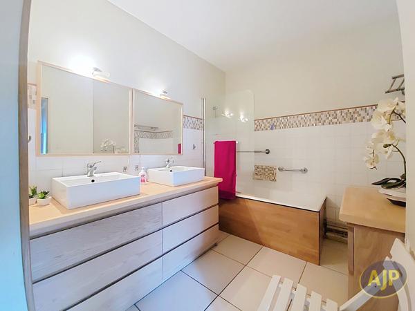 Appartement à vendre Bordeaux - 4 pièces, 94m² avec 2 chambre(s) à 233 000€ - AJP Immobilier Bordeaux Saint-Augustin