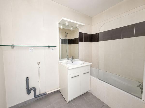 Appartement T3 - Saint Sebastien Sur Loire bourg - Dernier etage - Balcon - Stationnement