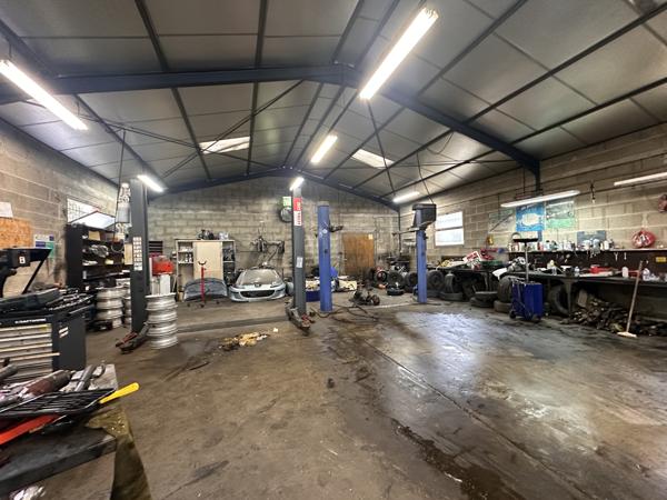 Local Commercial
         2 pièces
        - 184 m² 267 500 € *