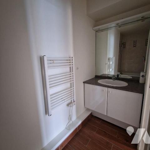 A vendre, dans une résidence sécurisée, au premier étage, un logement de 62,05m2 comprenant une...