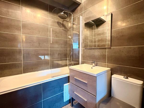 Maison à vendre T3 80m2 proche Bourgoin-Jallieu (38) Un extérieur rare pour cette maison de village pleine de charme