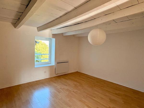 Maison à vendre T3 80m2 proche Bourgoin-Jallieu (38) Un extérieur rare pour cette maison de village pleine de charme
