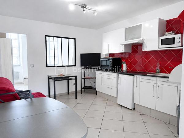Bel appartement T2 de 36 m² environ vendu meublé, situé au coeur de Bagnères‑de‑Bigorre dans une résidence gérée par un syndic bénévole. Il se compose d’une chambre lumineuse, d’une pièce de vie ouverte avec cuisine équipée, d’une salle d’eau moderne et d’un toilette séparé. Luminosité, travaux récents et agencement optimisé pour un faible entretien en font un bien pratique et rentable. Idéal pour un investisseur (bon potentiel de location saisonnière ou courte ou longue durée) ou pour un premier achat sans travaux. Charges de copropriété faibles grâce au syndic bénévole. Visite sur rendez‑vous — contactez Jérémy, conseiller BSK Immobilier, au 06 59 69 81 02