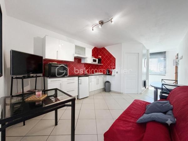 Bel appartement T2 de 36 m² environ vendu meublé, situé au coeur de Bagnères‑de‑Bigorre dans une résidence gérée par un syndic bénévole. Il se compose d’une chambre lumineuse, d’une pièce de vie ouverte avec cuisine équipée, d’une salle d’eau moderne et d’un toilette séparé. Luminosité, travaux récents et agencement optimisé pour un faible entretien en font un bien pratique et rentable. Idéal pour un investisseur (bon potentiel de location saisonnière ou courte ou longue durée) ou pour un premier achat sans travaux. Charges de copropriété faibles grâce au syndic bénévole. Visite sur rendez‑vous — contactez Jérémy, conseiller BSK Immobilier, au 06 59 69 81 02