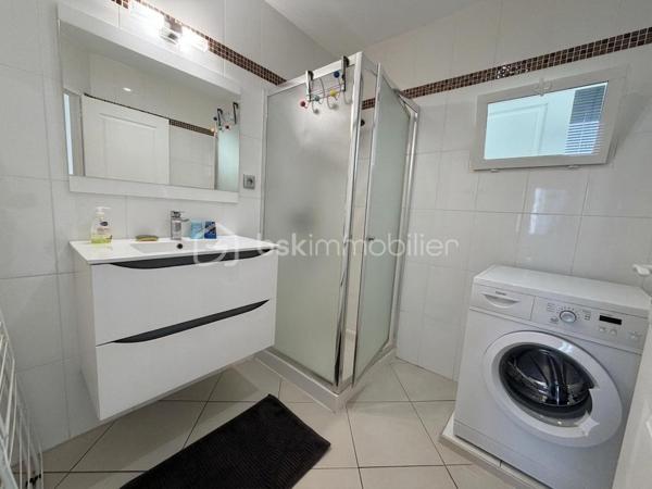 Bel appartement T2 de 36 m² environ vendu meublé, situé au coeur de Bagnères‑de‑Bigorre dans une résidence gérée par un syndic bénévole. Il se compose d’une chambre lumineuse, d’une pièce de vie ouverte avec cuisine équipée, d’une salle d’eau moderne et d’un toilette séparé. Luminosité, travaux récents et agencement optimisé pour un faible entretien en font un bien pratique et rentable. Idéal pour un investisseur (bon potentiel de location saisonnière ou courte ou longue durée) ou pour un premier achat sans travaux. Charges de copropriété faibles grâce au syndic bénévole. Visite sur rendez‑vous — contactez Jérémy, conseiller BSK Immobilier, au 06 59 69 81 02