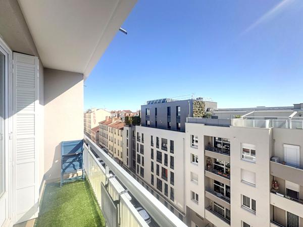 Appartement T3 dernier étage 87m² non meublé avec garage fermé et vue imprenable sur Part-Dieu