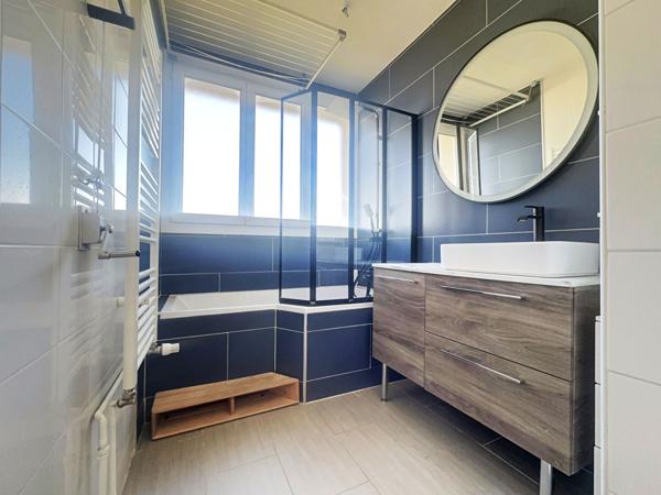 Appartement T3 dernier étage 87m² non meublé avec garage fermé et vue imprenable sur Part-Dieu