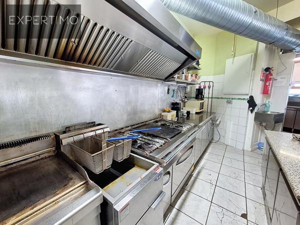 Cransac (12110) Cransac-les-Thermes – Pizzeria équipée au feu de bois + 2 appartements – Ensemble complet (murs)