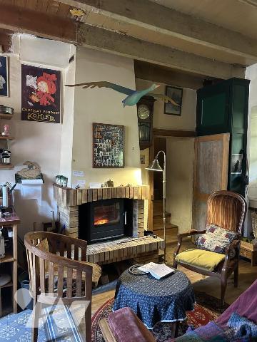 Maison ancienne en pierre au coeur du bourg