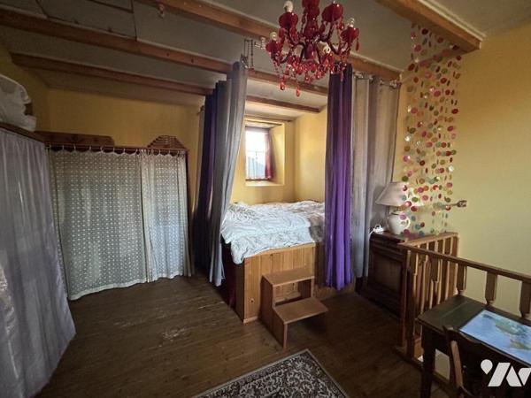 Maison ancienne en pierre au coeur du bourg