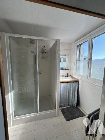 Maison ancienne en pierre au coeur du bourg