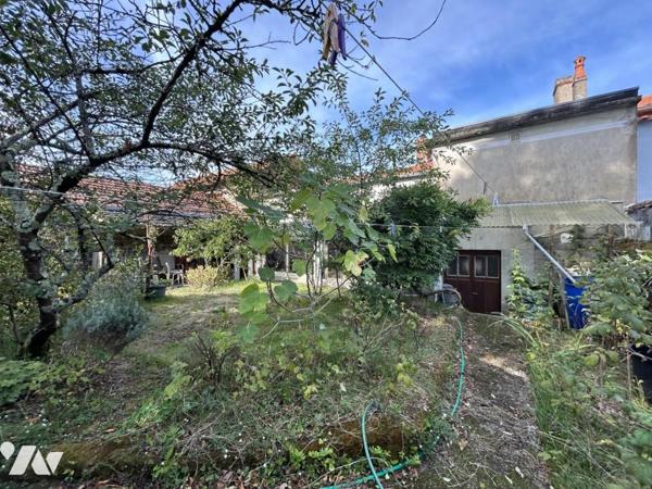 Maison ancienne en pierre au coeur du bourg