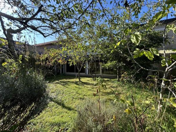 Maison ancienne en pierre au coeur du bourg