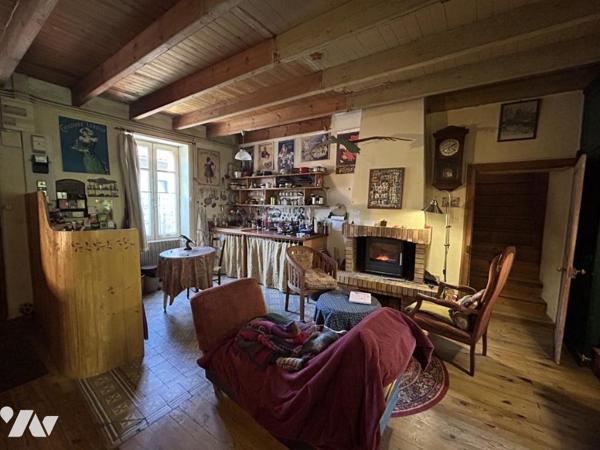 Maison ancienne en pierre au coeur du bourg
