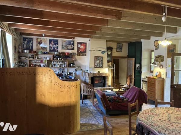 Maison ancienne en pierre au coeur du bourg