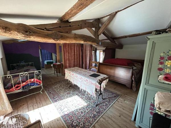 Maison ancienne en pierre au coeur du bourg