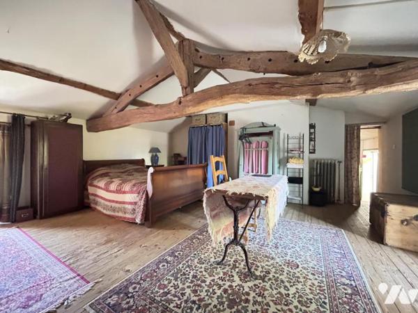 Maison ancienne en pierre au coeur du bourg