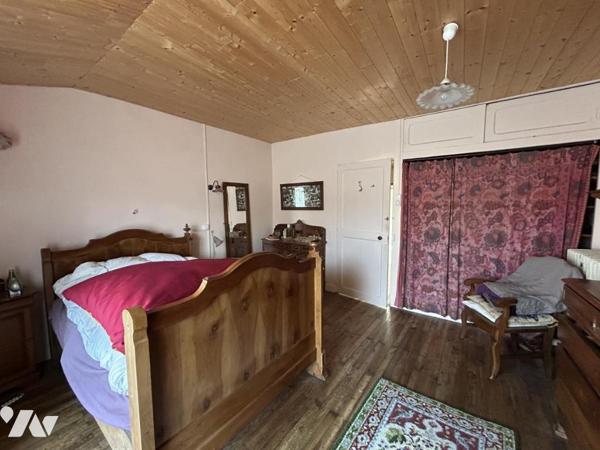 Maison ancienne en pierre au coeur du bourg