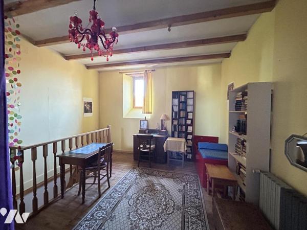 Maison ancienne en pierre au coeur du bourg