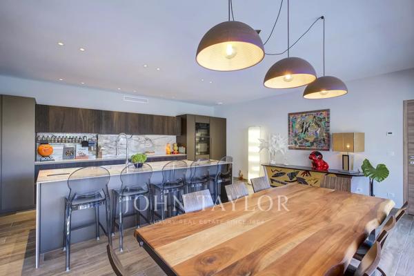 Villa contemporaine neuve – prestations haut de gamme et élégance discrète à Mougins