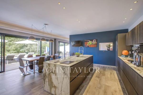 Villa contemporaine neuve – prestations haut de gamme et élégance discrète à Mougins