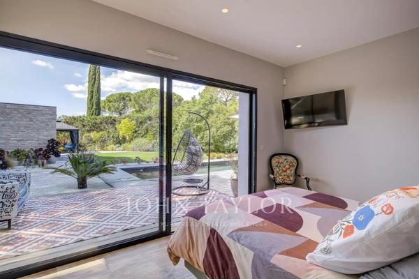 Villa contemporaine neuve – prestations haut de gamme et élégance discrète à Mougins