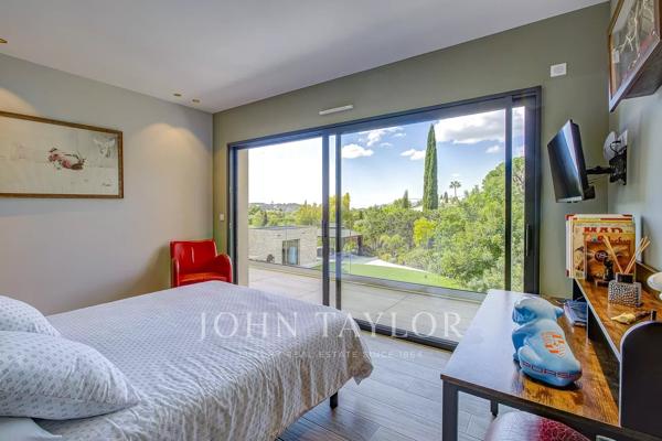 Villa contemporaine neuve – prestations haut de gamme et élégance discrète à Mougins