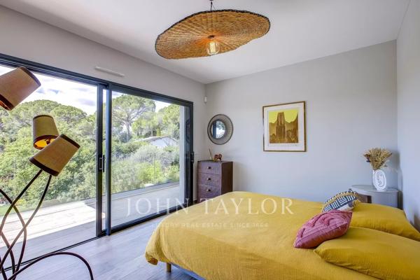 Villa contemporaine neuve – prestations haut de gamme et élégance discrète à Mougins