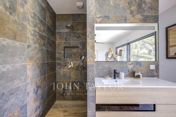 Villa contemporaine neuve – prestations haut de gamme et élégance discrète à Mougins