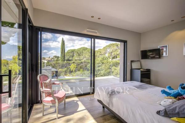 Villa contemporaine neuve – prestations haut de gamme et élégance discrète à Mougins
