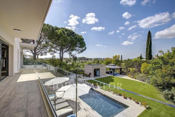 Villa contemporaine neuve – prestations haut de gamme et élégance discrète à Mougins