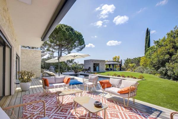 Villa contemporaine neuve – prestations haut de gamme et élégance discrète à Mougins