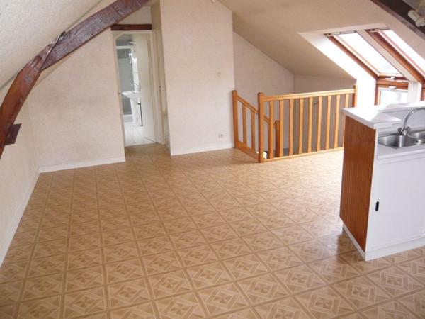A LOUER CHATEAUNEUF SUR SARTHE Appt T2 au 1er étage de 42 m2