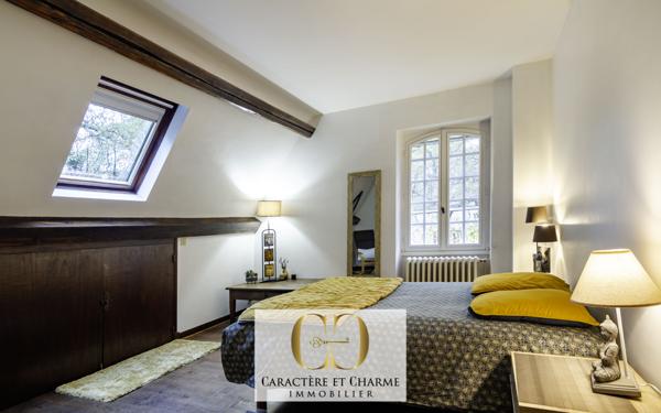 Cénac-et-Saint-Julien (24250) Propriété contemporaine en pierre avec gîtes et piscine.