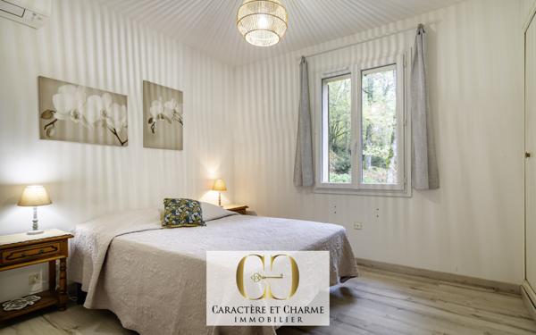 Cénac-et-Saint-Julien (24250) Propriété contemporaine en pierre avec gîtes et piscine.