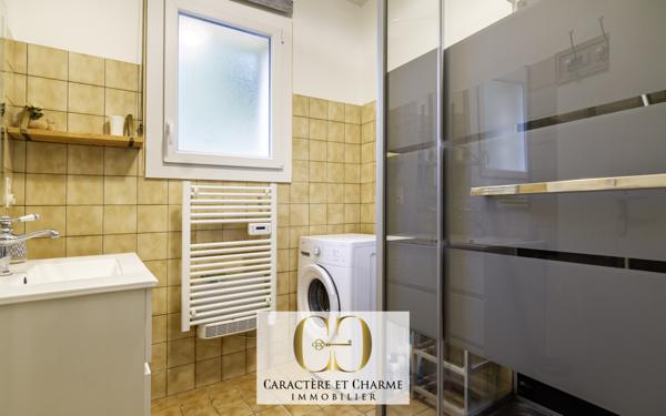 Cénac-et-Saint-Julien (24250) Propriété contemporaine en pierre avec gîtes et piscine.