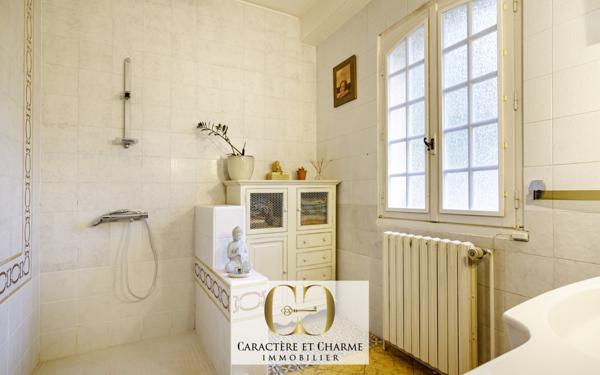 Cénac-et-Saint-Julien (24250) Propriété contemporaine en pierre avec gîtes et piscine.