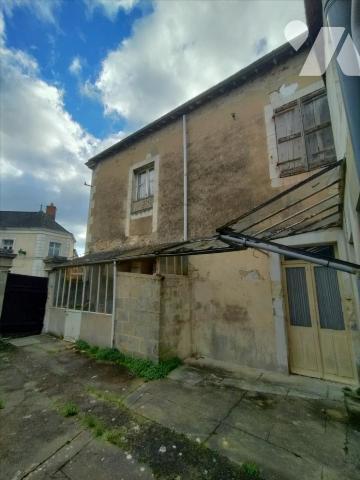 BEAU POTENTIEL MAISON DE BOURG A RESTAURER
