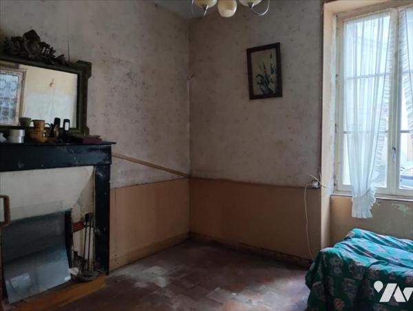 BEAU POTENTIEL MAISON DE BOURG A RESTAURER