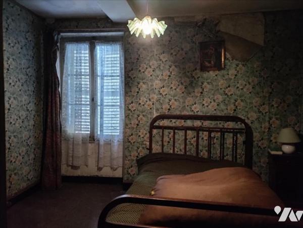 BEAU POTENTIEL MAISON DE BOURG A RESTAURER