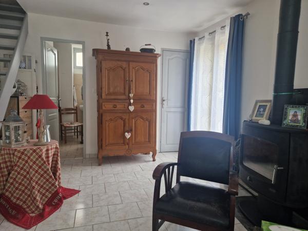 maison pierre 2ch, bureau; louée, garage et jardin