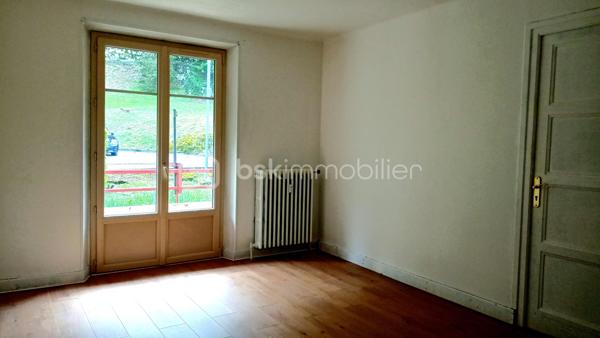 Idéalement situé dans le quartier prisé de La Cassine, à seulement quelques minutes de la gare, du centre-ville, des commerces, des transports et de l'ensemble des commodités, ce T4 situé au 2ᵉ étage d'une copropriété sans ascenseur offre un fort potentiel pour un investissement locatif de qualité.

Dès la première visite, vous apprécierez ses beaux volumes et son agencement fonctionnel, offrant de nombreuses possibilités d'aménagement. Que vous souhaitiez réaliser une location traditionnelle, une colocation ou développer votre patrimoine immobilier, cet appartement réunit tous les critères recherchés par les investisseurs.

Son emplacement stratégique, au cœur d'un secteur particulièrement recherché par les étudiants, les jeunes actifs et les familles, constitue un véritable atout et garantit une forte attractivité locative.

Les points forts :

✔ Quartier recherché de La Cassine à Chambéry.
✔ À proximité immédiate de la gare, du centre-ville, des écoles, des commerces et des transports.
✔ Appartement T4 offrant de beaux volumes.
✔ 2ᵉ étage d'une copropriété sans ascenseur.
✔ Idéal pour un investissement locatif ou une colocation.
✔ Excellent potentiel de valorisation.