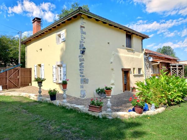 Maison à vendre à Terres-de-Haute-Charente (16270) - Charente