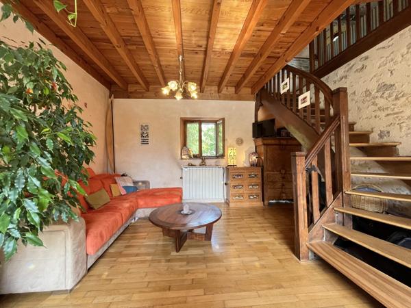 CHARMANTE MAISON DE VILLE / 3 CHAMBRES / JARDIN / DEPENDANCES /