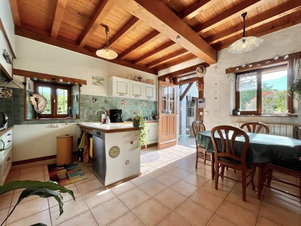 CHARMANTE MAISON DE VILLE / 3 CHAMBRES / JARDIN / DEPENDANCES /