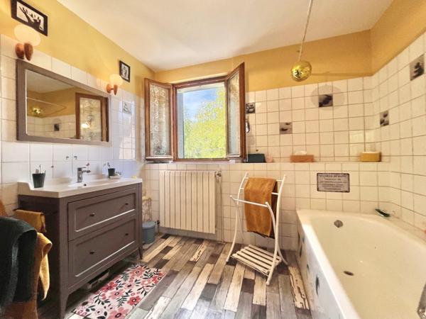 CHARMANTE MAISON DE VILLE / 3 CHAMBRES / JARDIN / DEPENDANCES /
