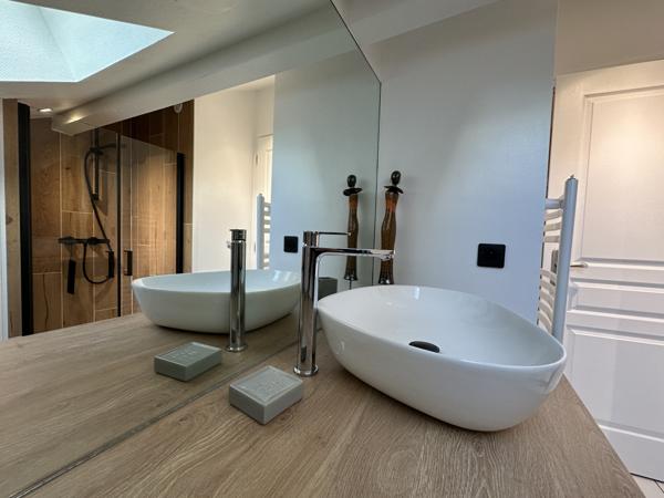 Maison
         6 pièces
        - 203 m² 1 090 000 € *
