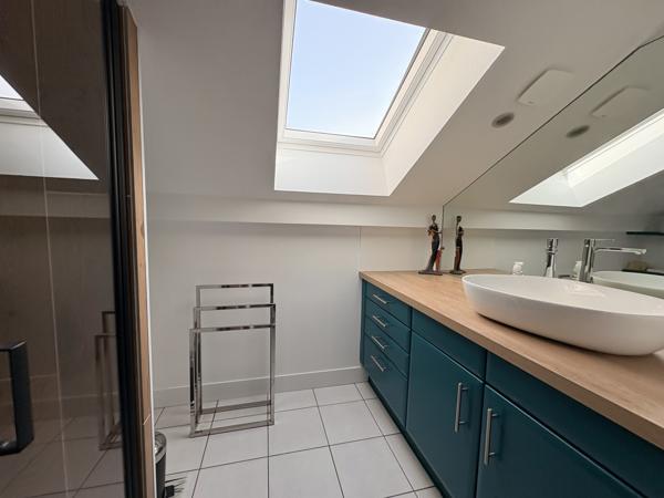 Maison
         6 pièces
        - 203 m² 1 090 000 € *